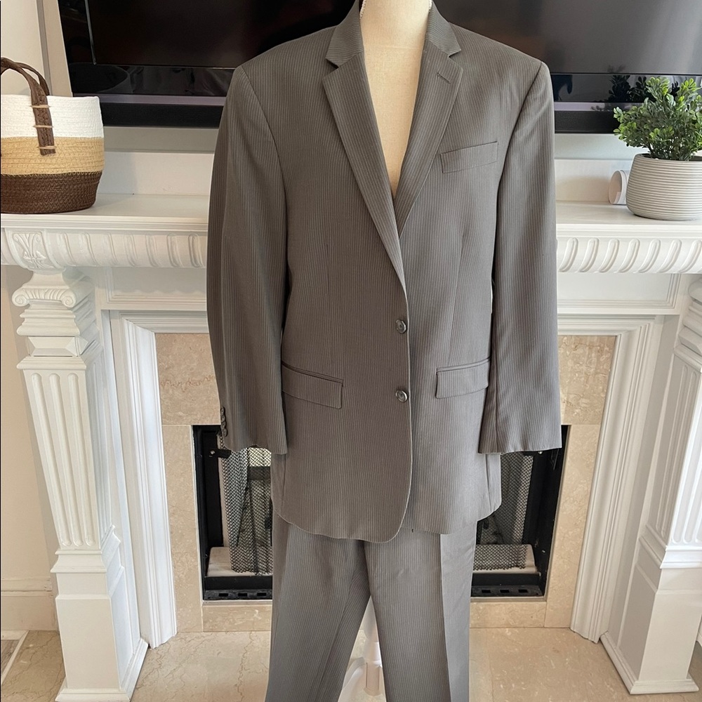 Kennet Cole 2 Pieces Men’s Suit 42R / Great Condition Light Grey